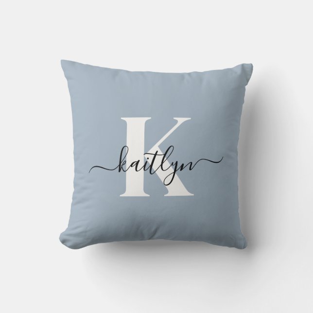 Elegant Dusty Blue Script Monogram Kudde (Framsida)