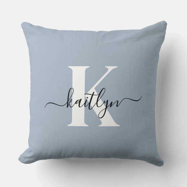 Elegant Dusty Blue Script Monogram Kudde (Framsida)