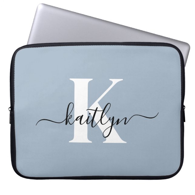 Elegant Dusty Blue Script Monogram Laptop Fodral (Framsidan)