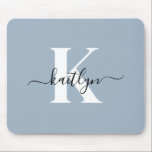 Elegant Dusty Blue Script Monogram Musmatta<br><div class="desc">Den här enkla,  dammiga blåmusslan med elegant namn i ett skrivteckensnitt med trendig i svart och din första början i ett modernt typsnitt i vitt är perfekt för ditt kontor/skrivbord. Det är snyggt och trendig och ändå väldigt klassiskt.</div>