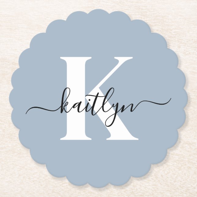 Elegant Dusty Blue Script Monogram Underlägg Papper (Framsida)