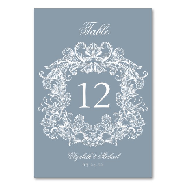 Elegant Dusty Blue Vintage Crest Wedding Bordsnummer (Framsidan)