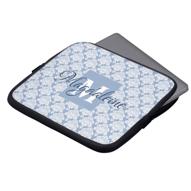 Elegant Dusty Blue Vintage Damask Monogrammad Laptop Fodral (Framsida topp)