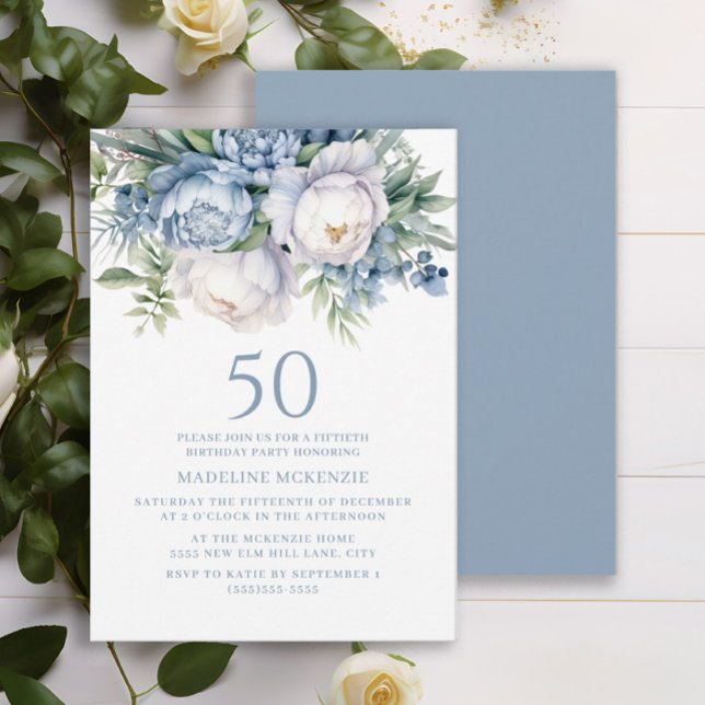 Elegant Dusty Blue White Blommigt 50:e födelsedage Inbjudningar (Elegant dusty blue and white watercolor floral 50th birthday party invitation for women.)