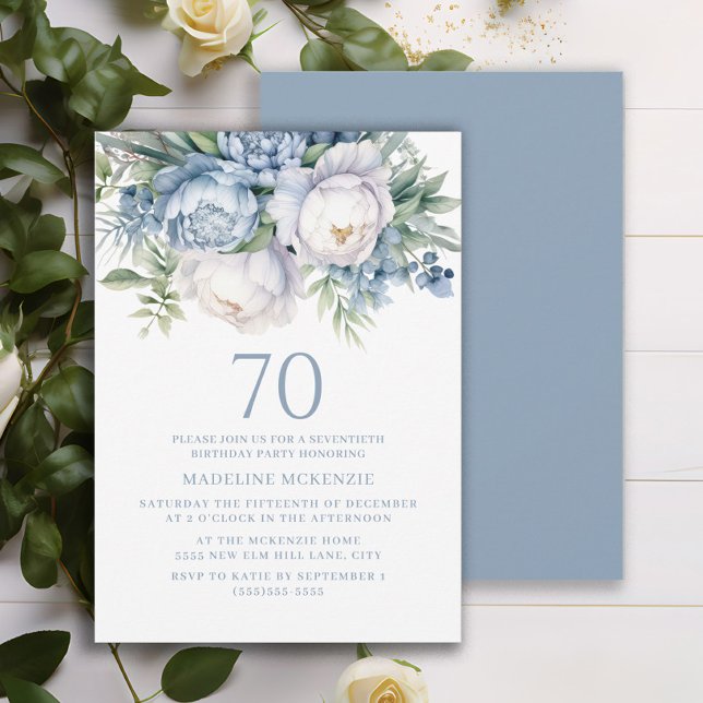 Elegant Dusty Blue White Blommigt 70:e födelsedage Inbjudningar (Elegant dusty blue and white watercolor floral 70th birthday party invitation)