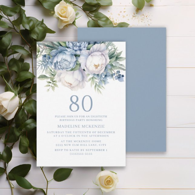 Elegant Dusty Blue White Blommigt 80 födelsedagar Inbjudningar (Elegant dusty blue and white watercolor floral 80th birthday party invitation)