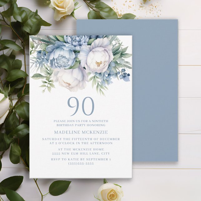 Elegant Dusty Blue White Blommigt 90:e födelsedag Inbjudningar (Dusty blue and white watercolor floral women's 90th birthday party invitation. Printed or digital)