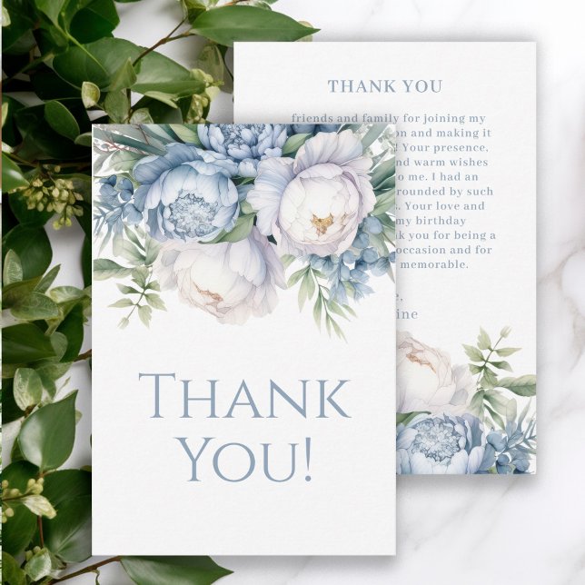Elegant Dusty Blue White Blommigt Birthday Tack Kort (Elegant dusty blue and white watercolor floral women's birthday party thank you card.)
