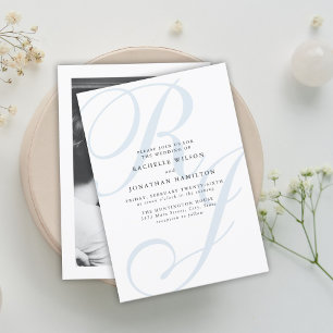 Elegant Dusty Blue White Monogram Bröllop Inbjudningar