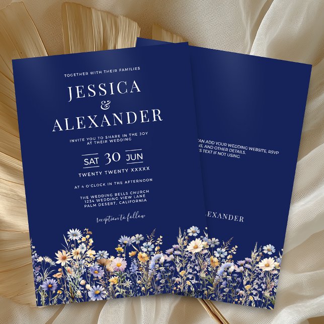 Elegant Dusty Blue Wildblommor Navy Bröllop Inbjudningar (Elegant Dusty Blue Wildflowers Navy Wedding Invitation with Optional Text on the Back.)