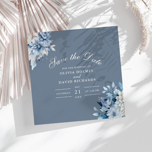 Elegant Dusty Blue Wildblommor Spara datumkortet Spara Datumet (Boho Floral Pampas Grass Wedding Save the Date on a sunny white table.)