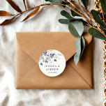 Elegant Dusty Blue Winter Foliage Boho Bröllop Runt Klistermärke<br><div class="desc">Elegant Dusty Blue Winter Foliage Boho Bröllop Classic Round Sticker. Om du vill göra ytterligare anpassningar klickar du på länken "anpassa ytterligare" och användor verktyg för att redigera mallen. Kontakta mig om du behöver hjälp.</div>