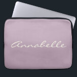 Elegant Dusty Lilac Handskriven Namn-Anpassningsba<br><div class="desc">Den här bärbara anpassningsbarna fodral har ditt namn i ett vackert handskrivet skript med text på snyggten Dusty Lilac Lila bakgrund. Underbar presentidé.</div>