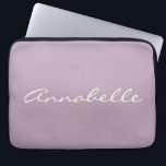 Elegant Dusty Lilac Handskriven Namn-Anpassningsba Laptop Fodral<br><div class="desc">Den här bärbara anpassningsbarna fodral har ditt namn i ett vackert handskrivet skript med text på snyggten Dusty Lilac Lila bakgrund. Underbar presentidé.</div>