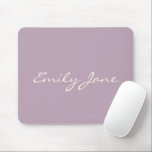 Elegant Dusty Lilac Handskriven Namn-Anpassningsba Musmatta<br><div class="desc">Den här musknappen på anpassningsbarna har ditt namn i vackra handskrivna skript med text på en snyggt med dammig lilak bakgrund. Underbar presentidé.</div>