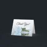 Elegant Dusty Powder Blue Ro Bröllop Photo Tack Kort<br><div class="desc">Det här vackra kortet är perfektens sätt att tacka gästerna i bröllop för att de är en del av er speciella dag. På framsidan finns en dammig blått eller pulverblått färgad ro som ljuger på sidan och som reflekterar i vatten med en vacker manustitel där det står "tack". Inuti finns...</div>