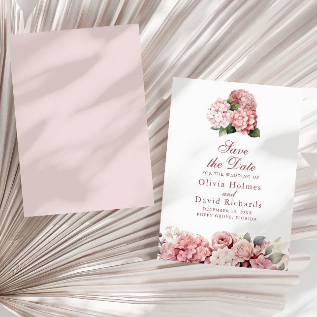 Elegant Dusty Ro Hydrangea Bröllop Spara Datumet (Elegant Dusty Rose Hydrangea Wedding Save The Date on a sunny neutral dry palm leaf.)