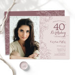 Elegant Dusty Rosa Blommigt Foto 40 födelsedagar Inbjudningar<br><div class="desc">Elegant dammig rosa och förbättra blommigtens 40-åriga festinbjudan med ditt foto på kortets framsida. Minimalistisk modern design med botaniska konturaccenter för teckning och typsnitt för typgrafiska skript. Enkel inbjudan-kortsperfekt för trendig för en snyggt kvinna på dagen firande. Kan anpassas till vilken ålder som helst. Skrivna Zazzle-inbjudningar eller digital utskrivbar mall...</div>