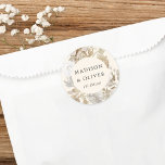 Elegant Earthy Blommigt Cream Wedding Favor Runt Klistermärke<br><div class="desc">Den här vackra klistersymbolen har vackra neutralt färg-blommigtar med namn och bröllop-datum. Den här tidlösa designen är ett utmärkt val för många stilar av evenemang,  från klassiskt till biologiskt. Anpassade favoritetiketter gör ett underbart tillägg till din bröllopsmottagning eller möhippans dekoration...  och lägger till den extra speciella beröringen!</div>