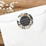 Elegant Earthy Blommigt Mörk Grått Wedding Favor Runt Klistermärke<br><div class="desc">Den här vackra klistersymbolen har vackra neutralt färg-blommigtar med namn och bröllop-datum. Den här tidlösa designen är ett utmärkt val för många stilar av evenemang,  från klassiskt till biologiskt. Anpassade favoritetiketter gör ett underbart tillägg till din bröllopsmottagning eller möhippans dekoration...  och lägger till den extra speciella beröringen!</div>