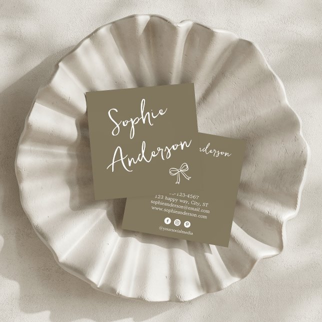 Elegant Earthy Olive Script Bow       Fyrkantigt Visitkort (Skapare uppladdad)