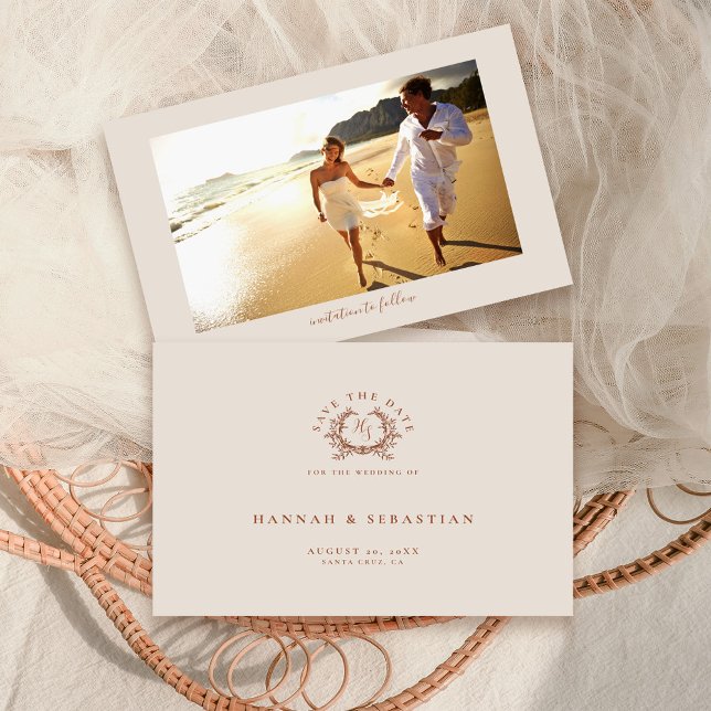 Elegant Ecru Monogram Vapensköld Bröllop Photo Spara Datumet (Skapare uppladdad)