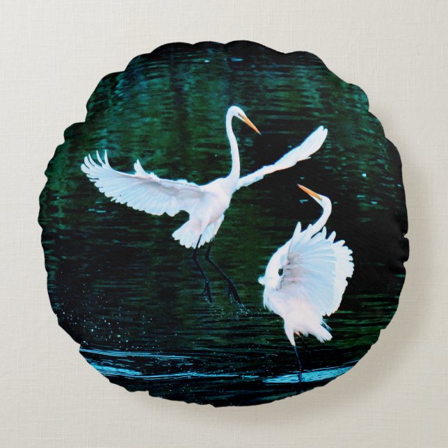 Elegant Egrets in Dance Rund Kudde (Framsidan)