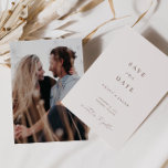 Elegant Eivorianskt minimalistiskt skriptfoto Spara Datumet<br><div class="desc">Utformningen har ett handskrivet teckensnitt och modern minimalistisk design. Designad att samordna med för "ETHEREAL" bröllopsinbjudan. Om du vill ändra information klickar du på "Anpassa". Om du vill flytta texten eller ändra storlek, teckensnitt eller färg klickar du på "Klicka för att anpassa ytterligare". Visa samlingslänken på den här sidan om...</div>
