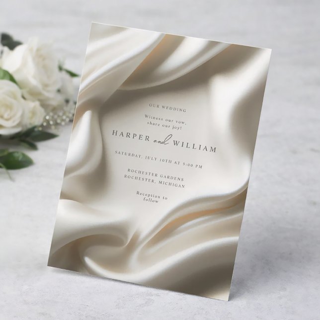 Elegant elfenbensvit satin bröllopsinbjudan inbjudningar (Elegant ivory satin wedding invitation.)