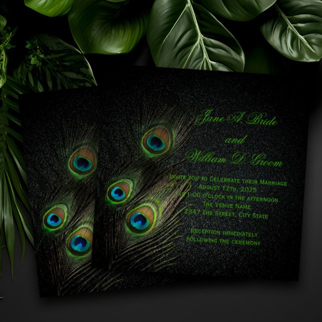 Elegant Emerald Grönt Black Guld Peacock Bröllop Inbjudningar (Elegant peacock wedding invitations with beautiful peacock feathers on a black background.)