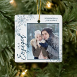 Elegant Engagerad jul Snöflingor Julgransprydnad Keramik<br><div class="desc">Denna vackra julprydnad är en perfekt gåva till det nya förlovaden paret. Utformningen har ett foto ram med handskriven text "Engaged" och accentueras med ljusblå snöflingor. Anpassa med ett bilder av paret,  deras namn och år.</div>
