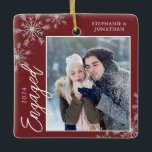Elegant Engagerad jul Snöflingor Red Julgransprydnad Keramik<br><div class="desc">Den här röda julprydnaden är en perfekt gåva till det nya förlovaden paret. Utformningen har ett foto ram med handskriven text "Engaged" och accentueras med lätt grått snöflingor mot röd bakgrund. Anpassa med ett bilder av paret,  deras namn och år.</div>
