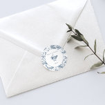 Elegant Engraved Fransk Blue Blommigt Toile Runt Klistermärke<br><div class="desc">Elegant och porös vintage blå och vit rocka de jouy-mönster med exotiska blommor,  viner och bladverk som är sammanflätade med trädgårdar och basket av ro med runda blankade inslag,  blommigt bouquet och fält. Köp matchande produkter i Samlingar på Grafix-butiken.</div>