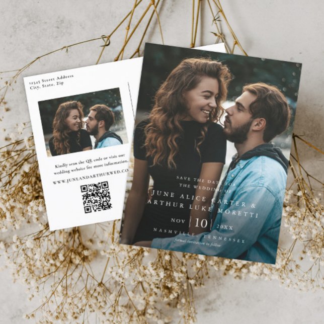Elegant Enkel Bröllopsfoto Spara Datum Vykort (Simple typographic photo wedding save the date with QR Code postcard.)