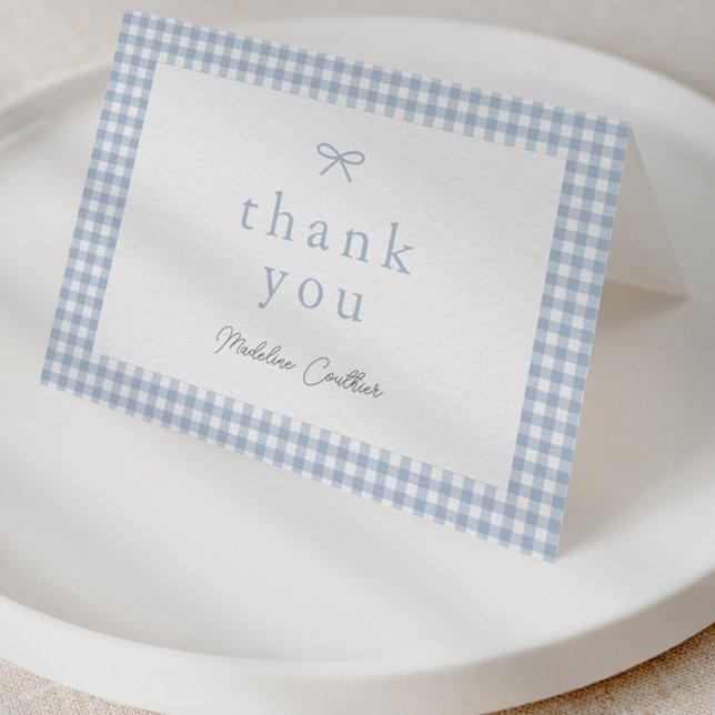 Elegant Enkel Dammig Blå Pojkars Bebis Shower Tack Kort (Dusty blue bow gingham baby shower thank you card.)