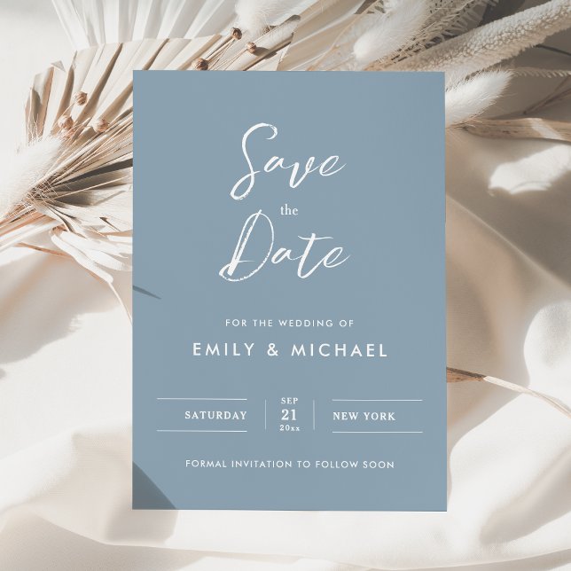 Elegant Enkel Skrift Dammig Blå Bröllop Spara Datumet (Minimalist simple dusty blue with white calligraphy - elegant and tasteful for your special day)