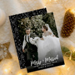 Elegant enkelt merry and married Newlyweds Photo Julkort<br><div class="desc">En mycket elegant chic på nybörjarkort för julfoto. Det är en typisk kalligrafi av helighet och giftermål och under den god jul. Med anpassade namn och baktill på kortet har vi ett modernt svart och vitt mönster. Och som ni ser är det här kortet en mycket imponerande elegant. Så ta...</div>