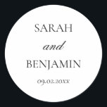 Elegant Enkelt svart och vitt Bröllop-kuvert Runt Klistermärke<br><div class="desc">Dessa enkla, men ändå elegant, bröllopsmärken kan användas för bröllopsinbjudningar, förlovningsfester, möhippor, repetitionsmiddagar, bröllopsfavoriter, gästgåva utanför stan basket etc. Neutralten, svartvit, minimalistisk design har ett modernt, handskrivet kalligrafi-skript och ett vintage serif-teckensnitt och innehåller datum för namn och bröllop. Skapat som en del av min Sarah bröllop samling. Se till att...</div>