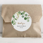 Elegant Eucalyptus Löv Greenery Tack Favor Runt Klistermärke<br><div class="desc">Den här elegant eucalyptus löv greenery-tacket som du föredrar ett klassiskt runt klistermärke är perfekt för ett tropiskt bröllop.Utformningen har artificiellt handmålade vackra eukalyptus grönt-löv i geometriska former som inspirerar till naturskönhet. Gör etiketten egen genom att inkludera namn, händelsen (om tillämpligt) och datum. De här klistermärkena kan ge komplimanger till...</div>