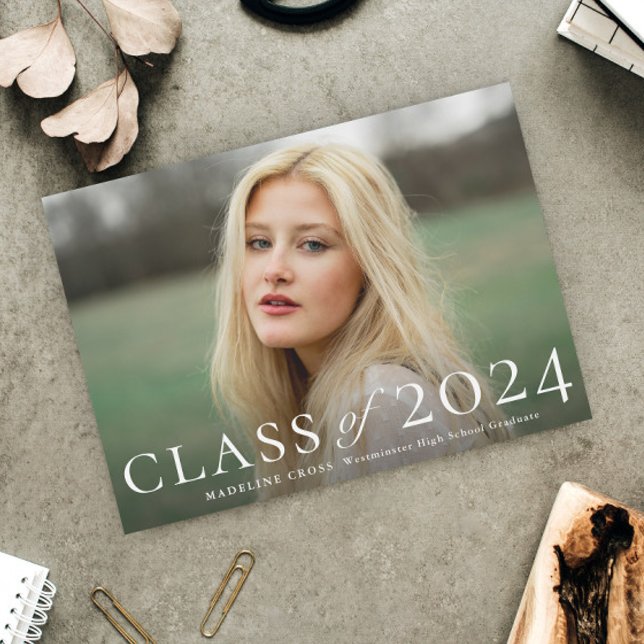 Elegant examenfoto för examen inbjudningar (Elegant Typography Class of 2024 Photo Graduation Announcement Invitation.)