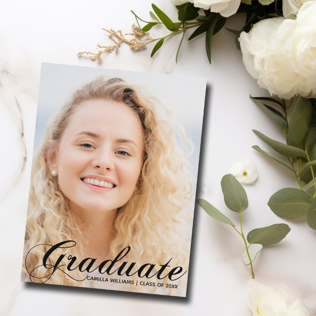 Elegant examensfoto 2025 Svart Flourish Script Vykort (Skapare uppladdad)