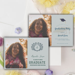 Elegant examensfoto med monogram för studenter på inbjudningar