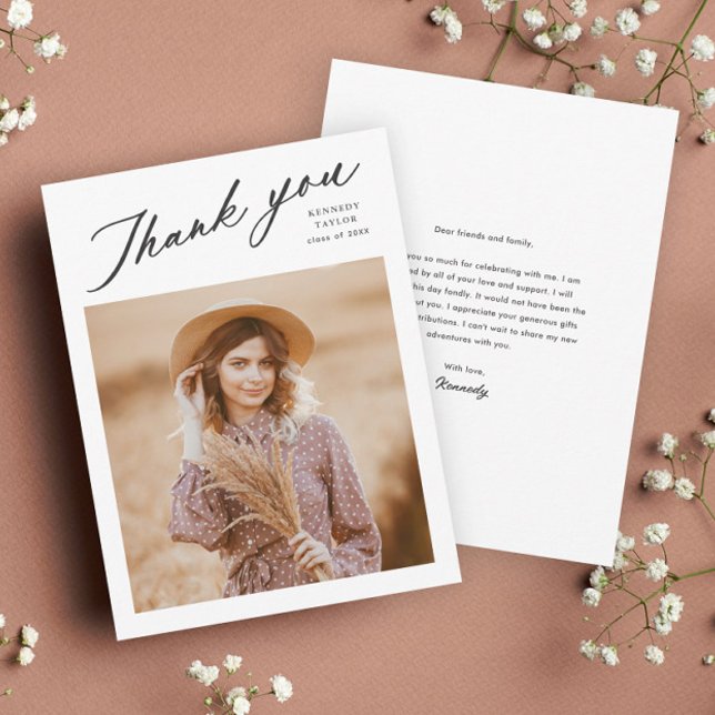 Elegant Examensskript Foto Examen Tack Kort (Elegant script typography minimal photo graduation thank you card.)