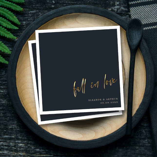 Elegant Fall i Kärlek | Guld Script Bröllop Pappersservett (Elegant Gold Script_ Modern Love - Wedding Décor Napkins)