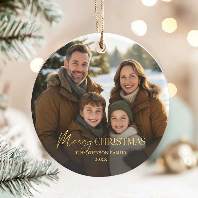 Elegant Family Photo Guld Typography-jul Julgransprydnad Keramik (Modern elegant round photo ornament with gold effect Merry Christmas and customisable family name)