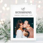 Elegant Family Photo och Namn | Säsongshälsningar Helgkort<br><div class="desc">Det här enkla och minimalistiska, svarta och vita helgdag med elegant har ditt personliga foto på framsidan och ett extra foto på insidan, vilket ger totalt två av dina favoritfoton i familjen. Klassisk kalligrafi tillsammans med modern text för din familj namn lägger till en snyggt och säger "Säsongens hälsningar". Det...</div>