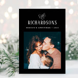 Elegant Family Photo och Namn | Säsongshälsningar Helgkort<br><div class="desc">Det här enkla och minimalistiska, svarta och vita helgdag med mörk i elegant ger ditt personliga foto på framsidan och ett extra foto på insidan, vilket ger totalt två av dina favoritfoton i familjen. Klassisk kalligrafi tillsammans med modern text för din familj namn lägger till en snyggt och säger "Säsongens...</div>