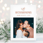 Elegant Family Photo och Namn | Varm Önskemål Helgkort<br><div class="desc">Det här enkla och minimalistiska jordtoner av elegant terracotta och det vita, hopfällda helgdag har ditt personliga foto på framsidan och ytterligare ett foto på insidan, vilket ger totalt två av dina favoritfoton i familjen. Klassisk kalligrafi tillsammans med modern text för din familj, namn, tillför en snyggt och säger "Warm...</div>