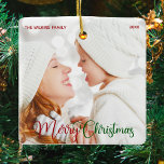 Elegant Family Photo Red-Grönt Jul Julgransprydnad Keramik<br><div class="desc">Elegant God jul fotodekoration med vackra kursiva skript i rött och grönt. Den här moderna fotopresenten i helgdag har en fantastisk typografi och anpassningsbarna över fullt utfallna bild i vitt vid grund. Perfekt för att fira ett leende baby eller lycklig barn.</div>