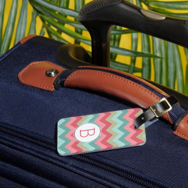 Elegant Färgglatt Chevron Mönster Med Monogram Bagagebricka (Framsida Insitu 3)